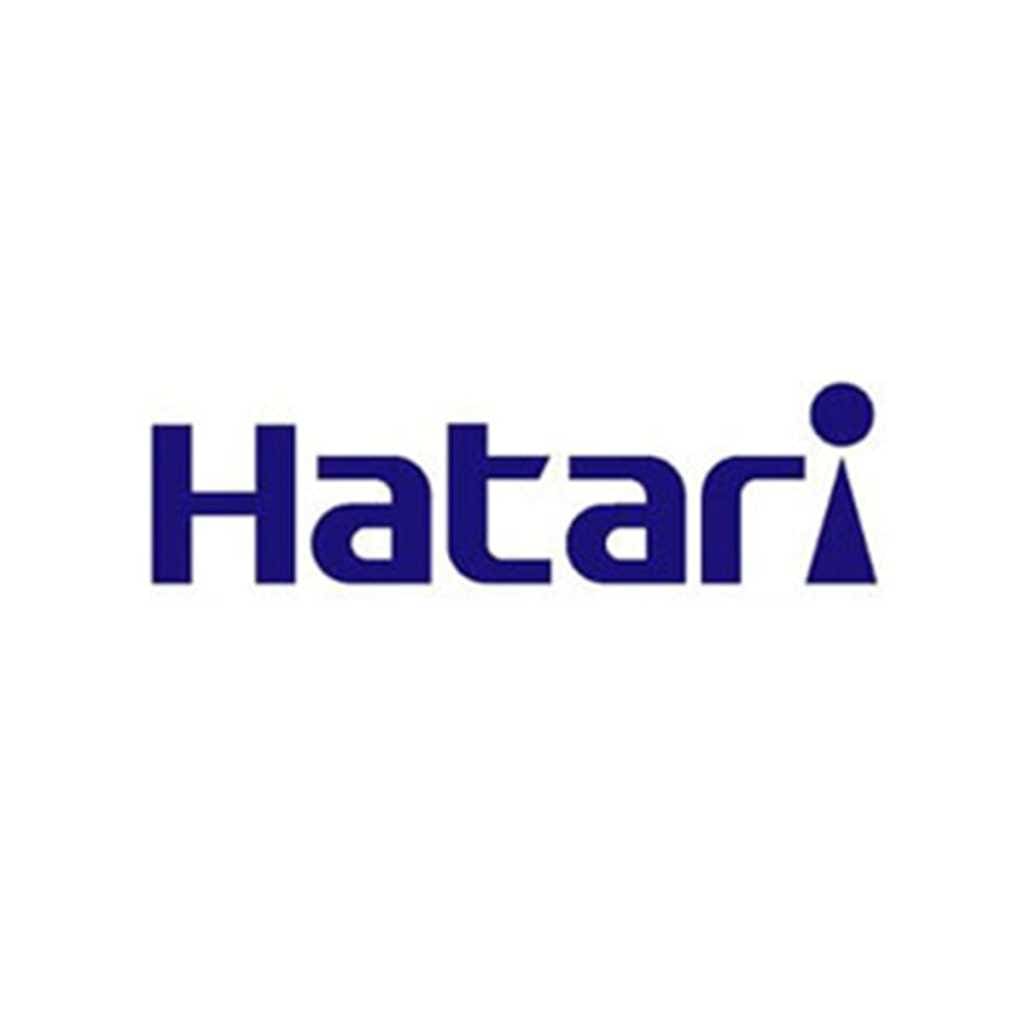 โลโก้ Hatari ตัวอักษรสีน้ำเงินเข้มดีไซน์ทันสมัย พร้อมสัญลักษณ์รูปตัว i ที่เป็นรูปสามเหลี่ยมและจุดกลม