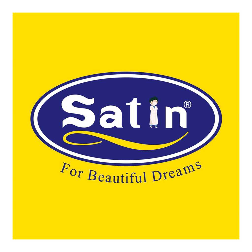โลโก้ Satin พื้นหลังสีเหลือง มีวงรีสีน้ำเงินล้อมรอบคำว่า Satin ตัวอักษร "i" แทนด้วยรูปเด็กผู้หญิงในชุดนอนสีขาว ด้านล่างมีคำว่า "For Beautiful Dreams"