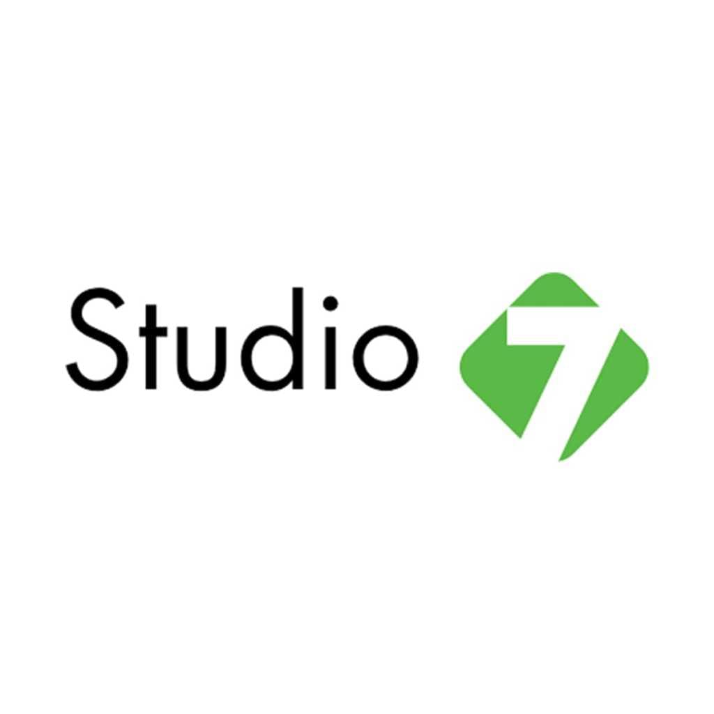 โลโก้ Studio 7 ตัวอักษรสีดำข้างสัญลักษณ์เลข 7 สีเขียวในกรอบเหลี่ยมโค้งมน